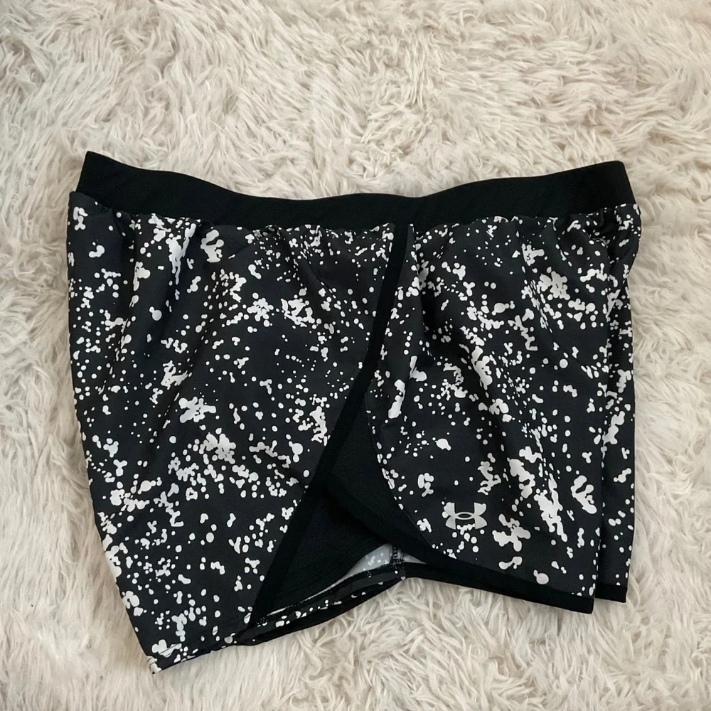 Under Armour‎ Black and White Lined Running Shorts - Size XL